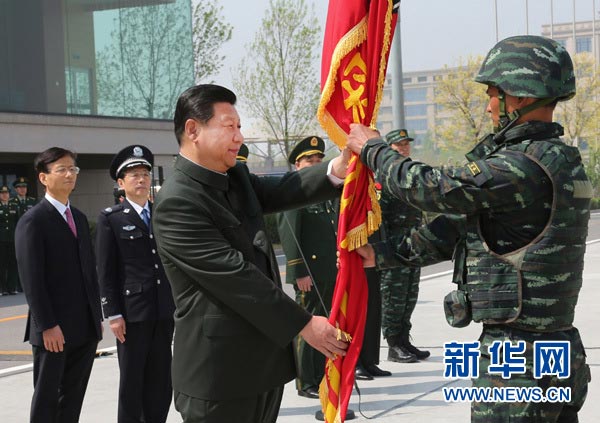 這是習(xí)近平將隊(duì)旗鄭重授予“獵鷹突擊隊(duì)”大隊(duì)長(zhǎng)。