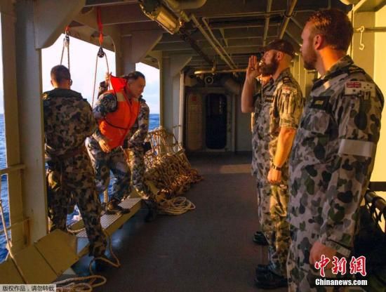 　據(jù)澳大利亞海軍4月11日發(fā)布的圖片顯示，中澳海軍海上聯(lián)合搜尋失聯(lián)客機(jī)。據(jù)悉，澳大利亞總理當(dāng)天表示，澳方執(zhí)行搜尋失聯(lián)客機(jī)任務(wù)的搜救人員已獲知黑匣子的大致位置。