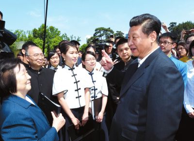 習近平在校園觀看北大師生紀念五四運動95周年青春詩會時同朗誦者親切交談。新華社發(fā)
