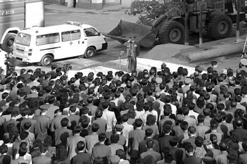 　17日，一名朝鮮高官在事故現(xiàn)場(chǎng)向市民致歉。