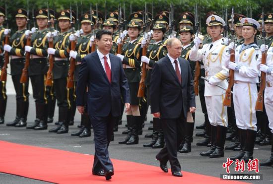 5月20日，中國國家主席習(xí)近平在上海舉行儀式歡迎俄羅斯總統(tǒng)普京訪華。中新社發(fā) 廖攀 攝