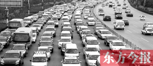 21日，鄭州市中州大道，大量擁堵的汽車將寬寬的道路變成“停車場(chǎng)”