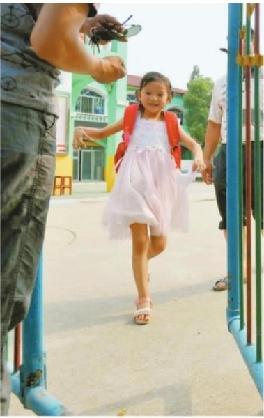 　　昨日，潛江市浩口鎮(zhèn)第三小學(xué)已被戒嚴(yán)，下午幼兒園學(xué)生放學(xué)時(shí)，一些家長(zhǎng)前來(lái)接孩子