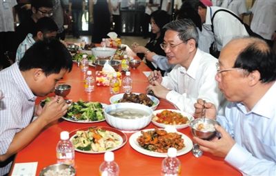 昨日中午，國臺辦主任張志軍（右二）在臺中市長胡志強的陪同下和盲校的孩子共進(jìn)午餐。當(dāng)晚，張志軍結(jié)束訪臺回京。 新華社發(fā)