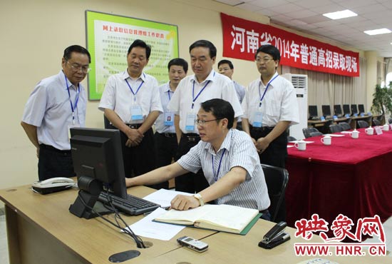 副省長(zhǎng)徐濟(jì)超在高招錄取現(xiàn)場(chǎng)聽取工作人員匯報(bào)。