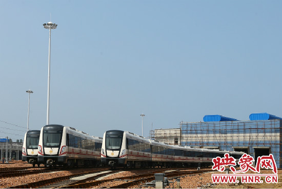 選擇地鐵出行，已經(jīng)是不少鄭州市民的首選