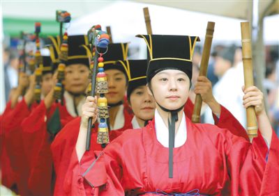 3日，韓國首爾，成均館內(nèi)，民眾穿著傳統(tǒng)服飾跳舞迎接中秋。中秋和春節(jié)一樣，是韓國最重要的傳統(tǒng)節(jié)日。