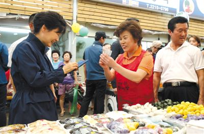 5日，韓國首爾，韓國總統(tǒng)樸槿惠在中秋前視察市場，購買過節(jié)食品。