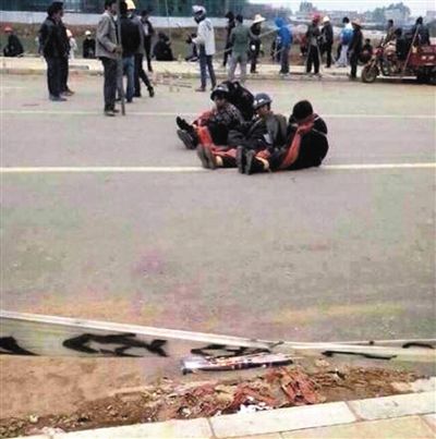 14日，沖突現(xiàn)場，幾名頭戴鋼盔的人被捆綁著。圖/東方IC