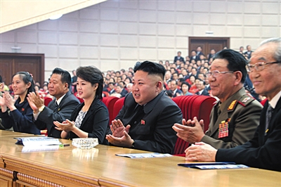　5月19日，金正恩和夫人李雪主觀(guān)看演出，金與正（左一）坐在金正恩右邊第三個(gè)位置。