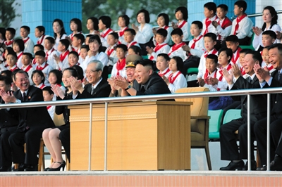 5月2日，金正恩與金與正（前排左二）一起觀(guān)看比賽。