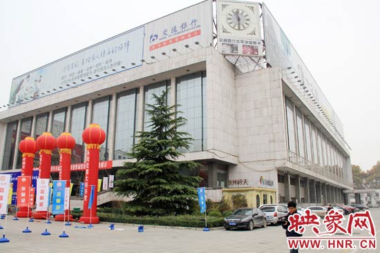 11月28日，記者從鄭州市政府獲悉，河南省人民會堂決定拆除違法存在10多年的巨型樓頂廣告。