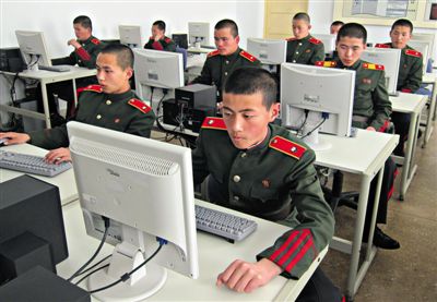 2013年4月18日，朝鮮平壤，士兵學(xué)習(xí)使用電腦。