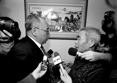 15日，內(nèi)蒙古高院副院長趙建平（左）帶隊向呼格吉勒圖父母送達(dá)再審法律文書。
