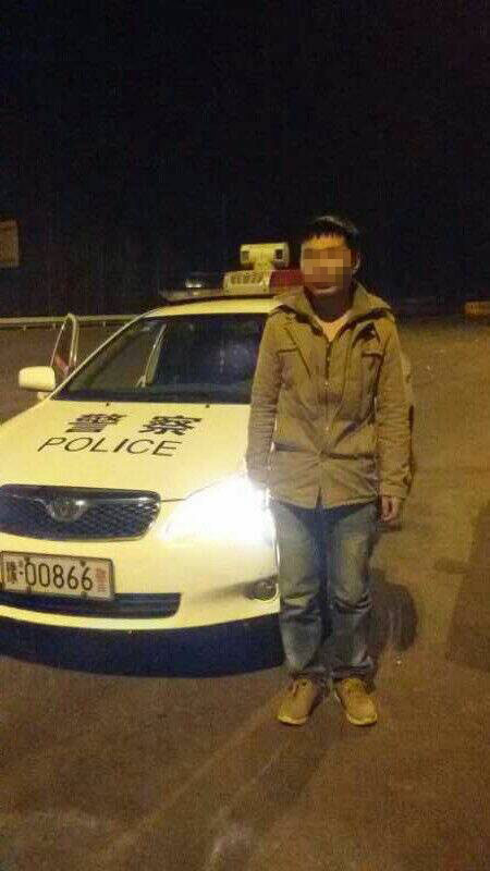 男子被父親拋棄后，在高速交警的幫助下才得以回家。