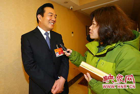 全國人大代表、省人大常委會委員、鄭州市人大常委會主任、黨組書記白紅戰(zhàn)接受采訪。