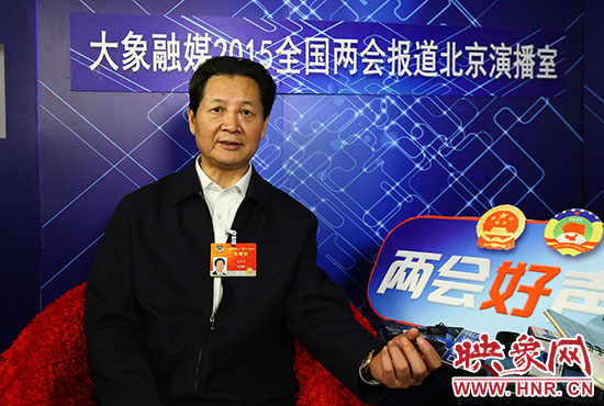 在全國政協(xié)委員、河南大學(xué)校長婁源功接受采訪。