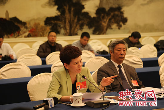 河南康利達集團董事長薛景霞呼吁，國家可以在鄭州設(shè)立金融改革綜合示范區(qū)，活躍民間資本。