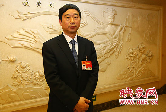 全國人大代表、信陽市委副書記、市長喬新江表示，信陽明港機場將成為鄭州航空港區(qū)有效補充。