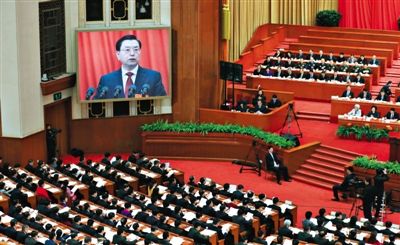 十二屆全國(guó)人大三次會(huì)議舉行第二次全體會(huì)議，全國(guó)人大常委會(huì)委員長(zhǎng)張德江作全國(guó)人大常委會(huì)工作報(bào)告。