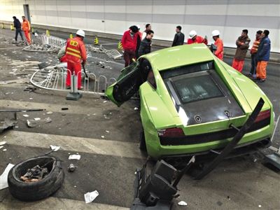 大屯路隧道內(nèi)，事故現(xiàn)場百余米長的隔離欄被撞倒，事故一側(cè)全是隔離欄以及車身的碎片。新京報記者 浦峰 攝