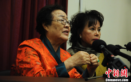 圖為慰安婦受害者李容洙（Lee Yong Soo。圖左）發(fā)表講話，要求安倍正式道歉。