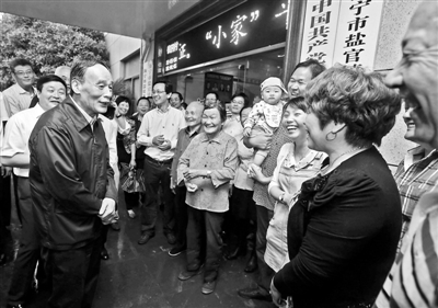 5月8日，王岐山與海寧市鹽官鎮(zhèn)桃園村黨委班子成員、老黨員和群眾親切交流供圖/新華社