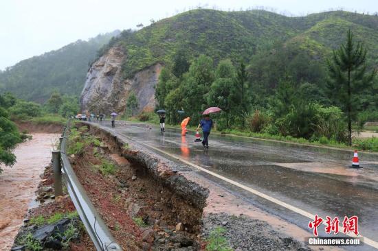 圖為5月19日，江西贛州石城縣珠坑鄉(xiāng)塘臺(tái)村通往福建寧化縣的公路出現(xiàn)塌方。陳小強(qiáng) 攝