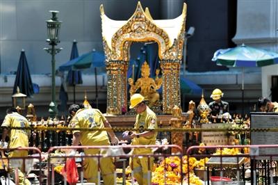18日，泰國曼谷四面佛前，救援人員在爆炸現(xiàn)場進行清理。四面佛附近17日晚發(fā)生爆炸，造成6名中國公民死亡，20余人受傷。