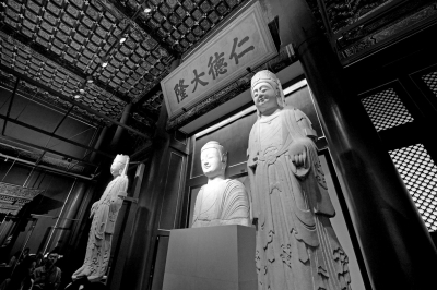      北齊石佛像和菩薩像。京華時(shí)報(bào)記者 王海欣 攝