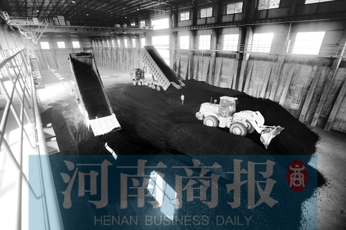 大量煤炭運往南區(qū)供熱站，為今冬供暖做準(zhǔn)備 河南商報記者 鄧萬里/攝