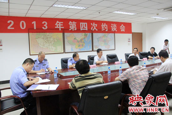 7月4日，河南省公安廳高速交警總隊(duì)聯(lián)合有關(guān)部門，對(duì)9家多次違法的企業(yè)所屬車輛嚴(yán)重違法情況進(jìn)行通報(bào)。