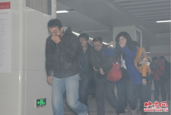 演習(xí)中，地鐵乘客從地鐵車廂中跑出。