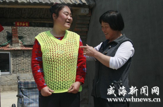 王炳鳳正在陪女兒鍛煉。記者 李偉 攝