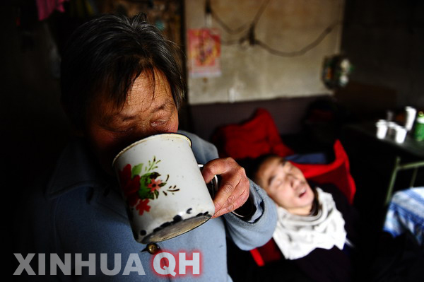 3月29日，楊林睡著了，母親邵秀景喝上一口水。