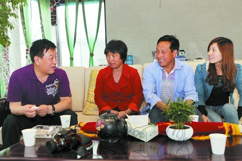 網(wǎng)友“奇石頑童”與牛松玲、郭新成夫婦