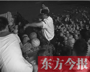 昨日凌晨，鄭州街頭，眾多愛心市民幫瓜農(nóng)撿拾西瓜
