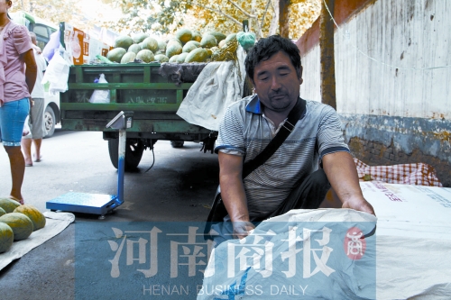 錢包就裝在這個編織袋里，枕在老陳頭下，沒想到還是被偷走了 實(shí)習(xí)生 唐韜/攝