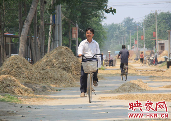 圖為王格現(xiàn)騎著自行車(chē)去學(xué)校。