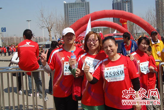 2010年，劉小琴（中）組織殘疾人朋友第一次參加鄭開馬拉松賽。