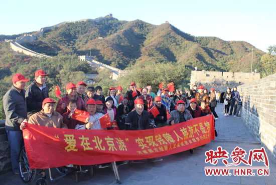 旅游對于殘疾人朋友來說比正常人要困難許多，2011年，劉小琴帶領(lǐng)殘障朋友登上了長城。