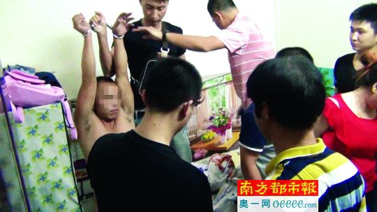 警方破門抓捕時(shí)，販毒嫌疑人未某洪正躺在床上吸毒、嫖娼。