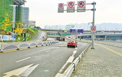 12月18日，本報(bào)記者駕車(chē)經(jīng)過(guò)江北嘴千廝門(mén)大橋匝道附近道路和財(cái)信廣場(chǎng)旁支路體驗(yàn)時(shí)，收音機(jī)里能聽(tīng)到神秘的路況提示音。本報(bào)記者