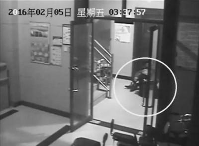 小區(qū)監(jiān)控視頻截圖，兩人一坐一跪竟聊了十多分鐘。