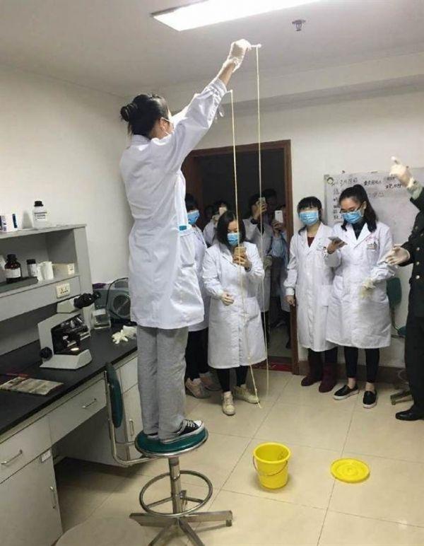 愛(ài)吃生肉惹的禍！男子體內(nèi)取出5米長(zhǎng)寄生蟲(chóng)(圖)