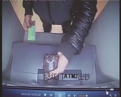 男子將可樂(lè)倒進(jìn)取款機(jī)。