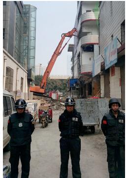 根據(jù)《太原市和小 店區(qū)平陽路街道親賢城中村改造拆遷安置補(bǔ)償方案》，結(jié)合親賢實(shí)際，親賢社區(qū)補(bǔ)償安置采取“商業(yè)用房安置+小戶型公寓住宅安置+貨幣補(bǔ)償”的方式，其中每分 （0.1 畝）置換商業(yè)用房50平方米+小戶型公寓住宅80平方米+貨幣補(bǔ)償20萬元人民幣。（拍攝：2015年9月17日）