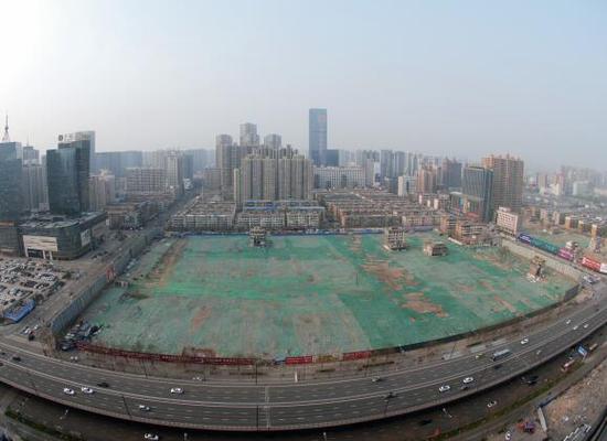 2016年4月，經(jīng)過持續(xù)攻堅(jiān)，親賢社區(qū)西北片區(qū)的拆遷工作基本告一段落，但在鋪設(shè)了防塵綠網(wǎng)的空地中，至今仍有3戶居民選擇了“堅(jiān)守”。(拍攝：2016年4月4日)