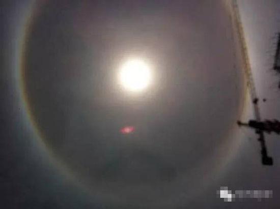 上?，F(xiàn)UFO 專家稱光圈是日暈亮點(diǎn)或是飛行器(圖)