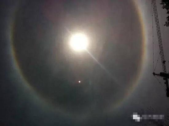 上?，F(xiàn)UFO 專家稱光圈是日暈亮點(diǎn)或是飛行器(圖)
